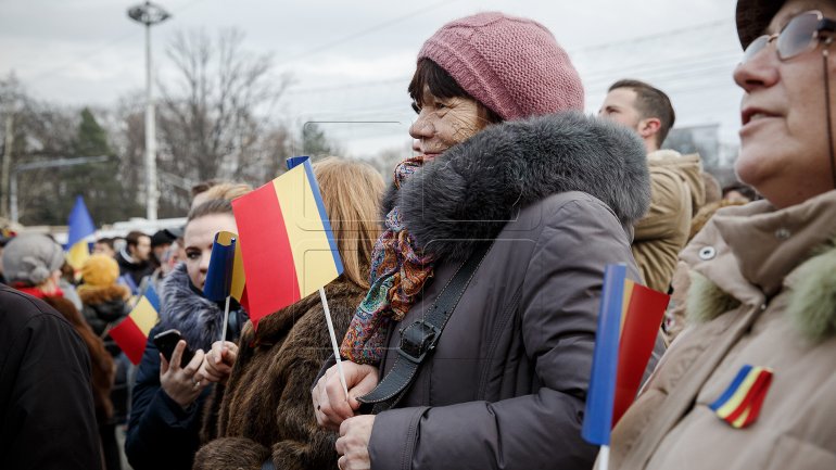 One-kilometer-flag laid in Chisinau for celebration of Romania National Day (PHOTOREPORT)