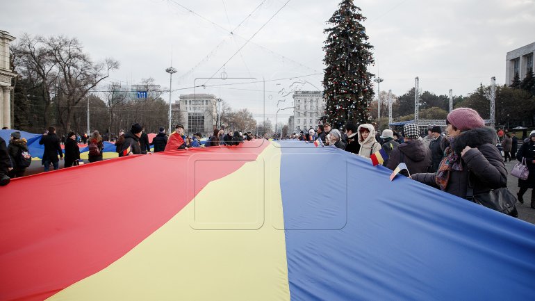 One-kilometer-flag laid in Chisinau for celebration of Romania National Day (PHOTOREPORT)