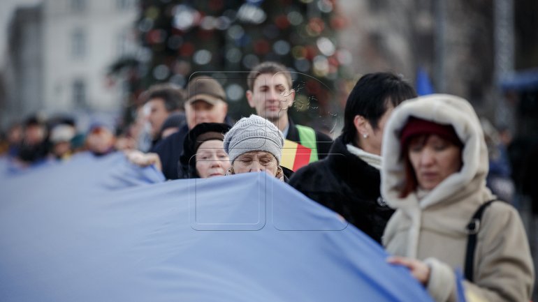 One-kilometer-flag laid in Chisinau for celebration of Romania National Day (PHOTOREPORT)