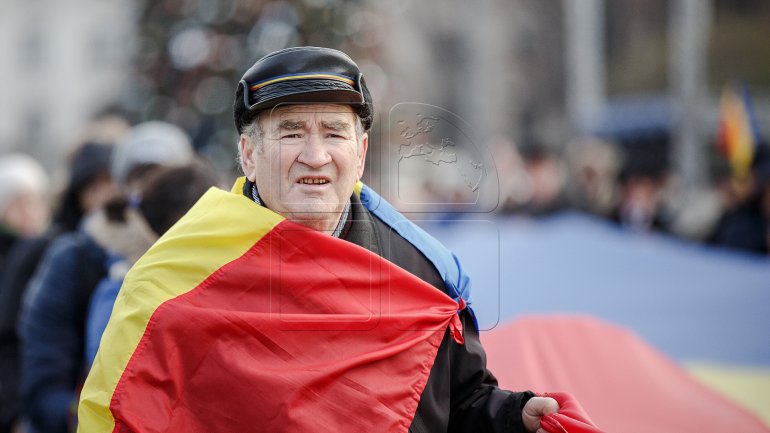 One-kilometer-flag laid in Chisinau for celebration of Romania National Day (PHOTOREPORT)