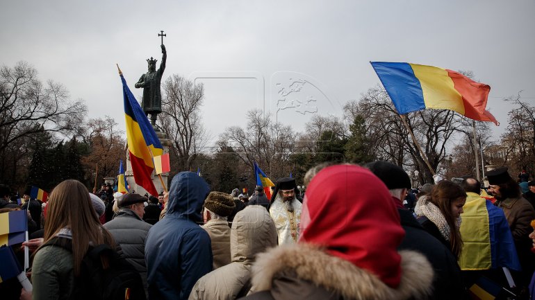 One-kilometer-flag laid in Chisinau for celebration of Romania National Day (PHOTOREPORT)