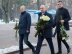 Moldovan premier lays flowers at bust of great national poet Mihai Eminescu