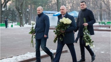 Moldovan premier lays flowers at bust of great national poet Mihai Eminescu