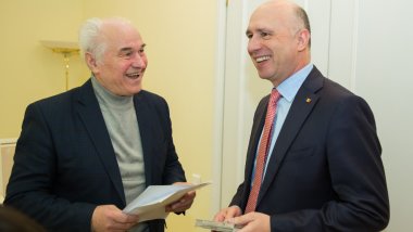 Prime Minister Pavel Filip meets national music master, Eugen Doga (PHOTO)
