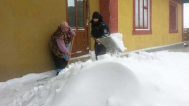 Citizens get help from police officers after snowfall and blizzard (PHOTO)