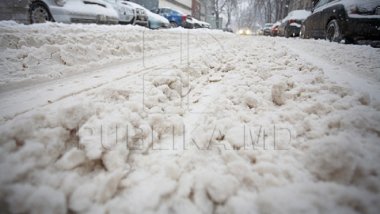 Drivers battle traffic and bad weather conditions. Local authorities' announcement 