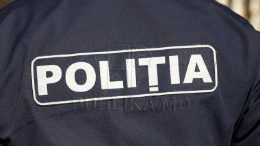 Police officers discover and seize 65 bottles of forged alcoholic beverages from booth in Stauceni