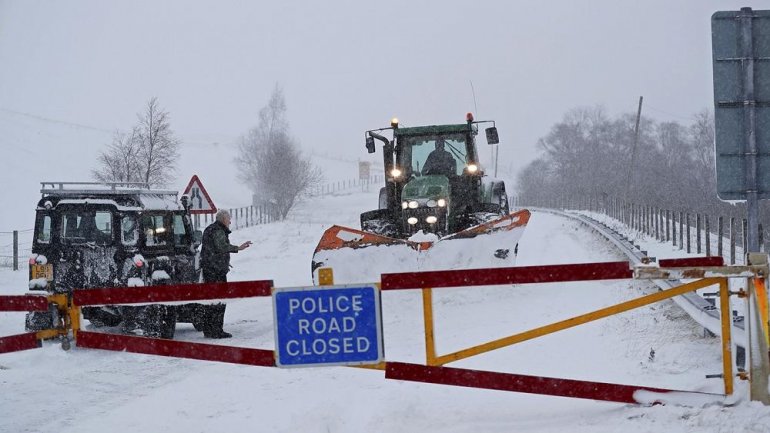 Europe grapples with plunging temperatures, flood threats and heavy snowfall (VIDEO)