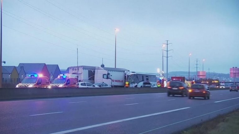 Dozens hurt in motorway pile-up near Paris (VIDEO)