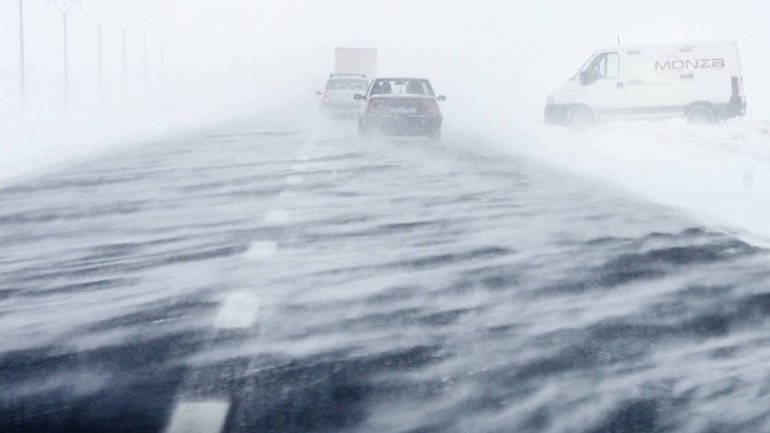 Moldovan bus blocked in Romania amidst snow