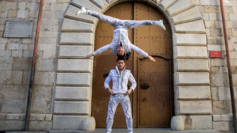 Vietnamese circus duo smash record for most stairs climbed with person on head (PHOTO/VIDEO)