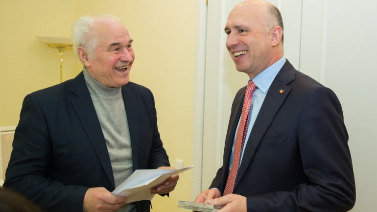 Prime Minister Pavel Filip meets national music master, Eugen Doga (PHOTO)