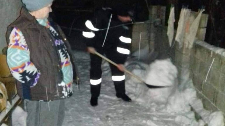 Citizens get help from police officers after snowfall and blizzard (PHOTO)