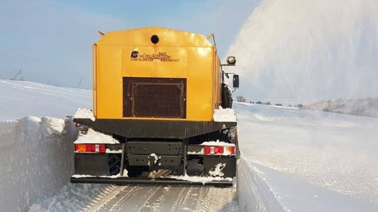 Blizzard buries Moldova. Images of snowplows removing ten feet snow (PHOTO)