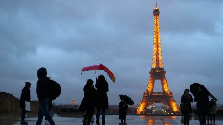 Eiffel Tower to be given €300m facelift under 15-year renovation plan