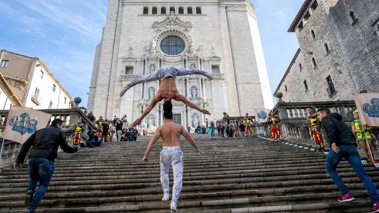 Vietnamese circus duo smash record for most stairs climbed with person on head (PHOTO/VIDEO)