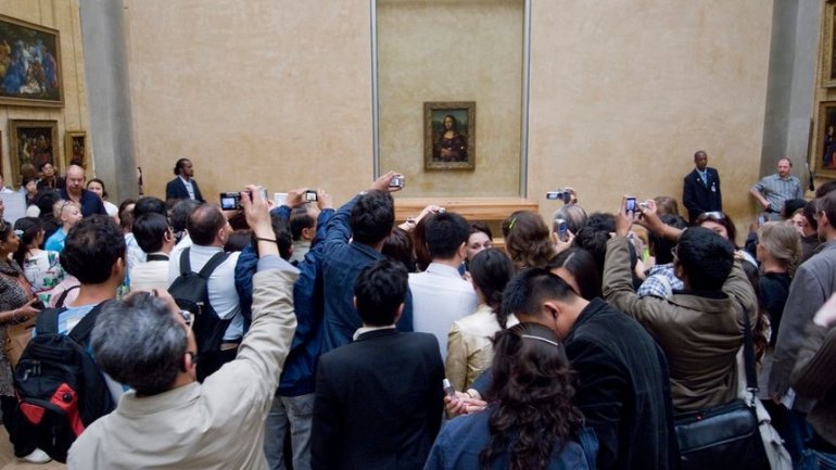  Louvre blames fall in visitor numbers on terrorism fears