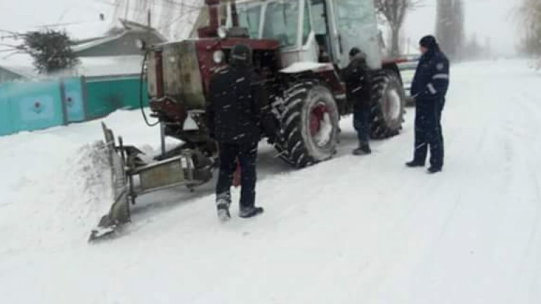 Citizens get help from police officers after snowfall and blizzard (PHOTO)