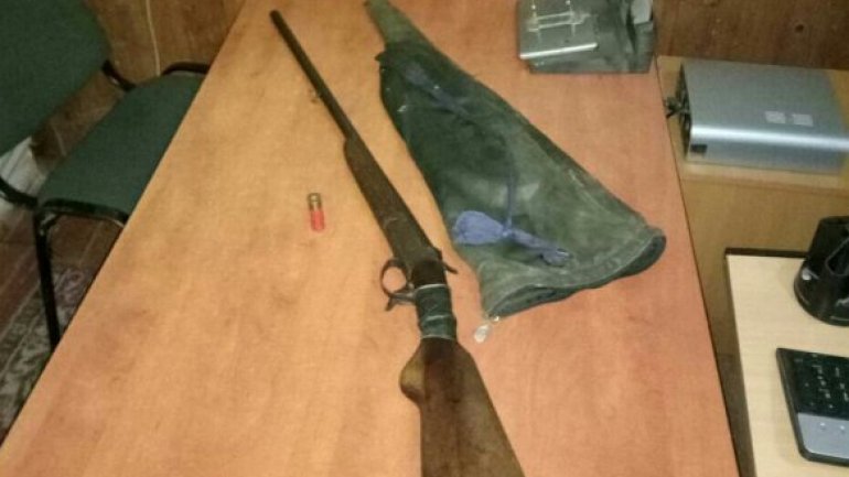 Two men caught by border police while concealing a hunting rifle (PHOTO)