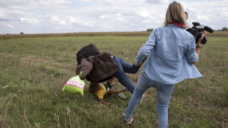 Hungarian camerawoman fired after being filmed kicking migrants