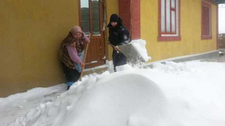 Citizens get help from police officers after snowfall and blizzard (PHOTO)