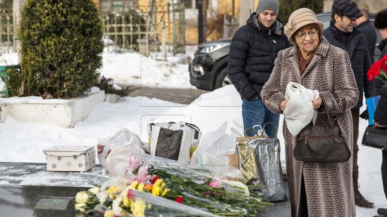 A requiem was held at grave of poet Grigore Vieru (PHOTO)