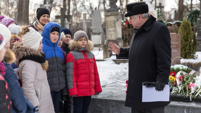 A requiem was held at grave of poet Grigore Vieru (PHOTO)