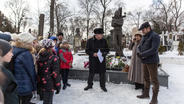 A requiem was held at grave of poet Grigore Vieru (PHOTO)