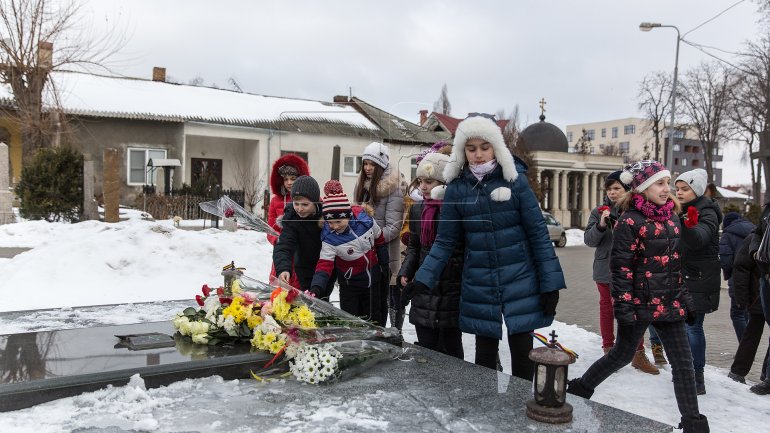 A requiem was held at grave of poet Grigore Vieru (PHOTO)