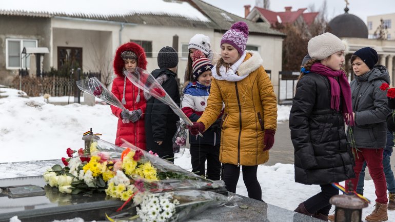 A requiem was held at grave of poet Grigore Vieru (PHOTO)