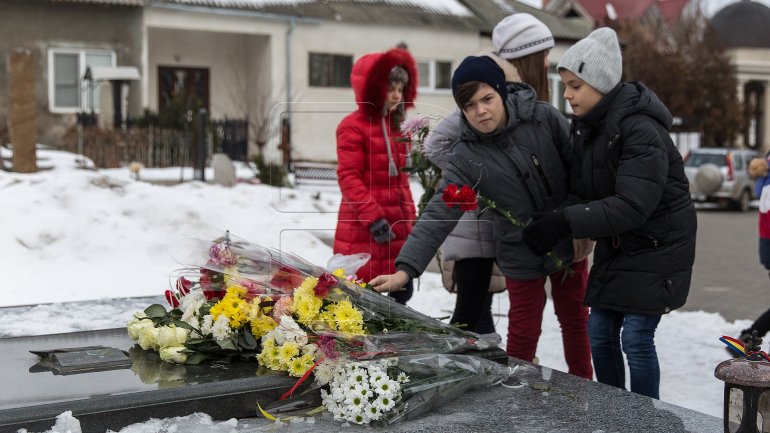 A requiem was held at grave of poet Grigore Vieru (PHOTO)