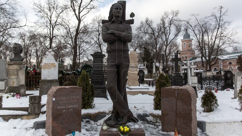 A requiem was held at grave of poet Grigore Vieru (PHOTO)