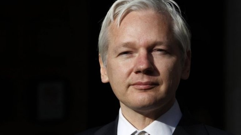 Julian Assange will not hand himself, lawyer says