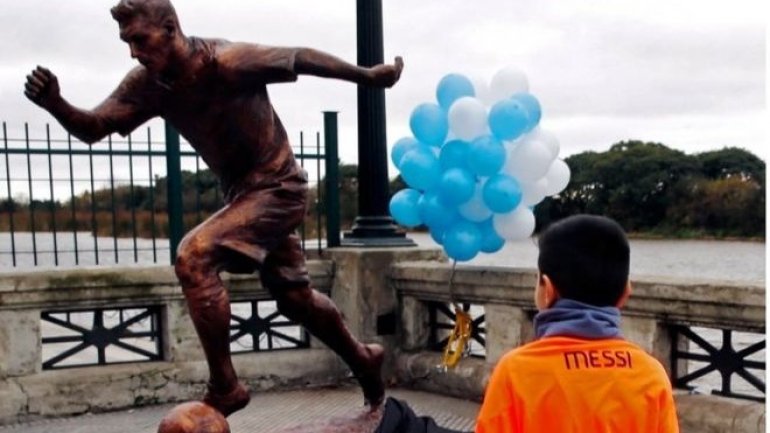 Lionel Messi statue vandalized in Buenos Aires