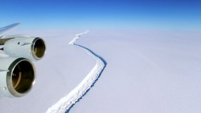 Huge Antarctic iceberg poised to break away (PHOTO)