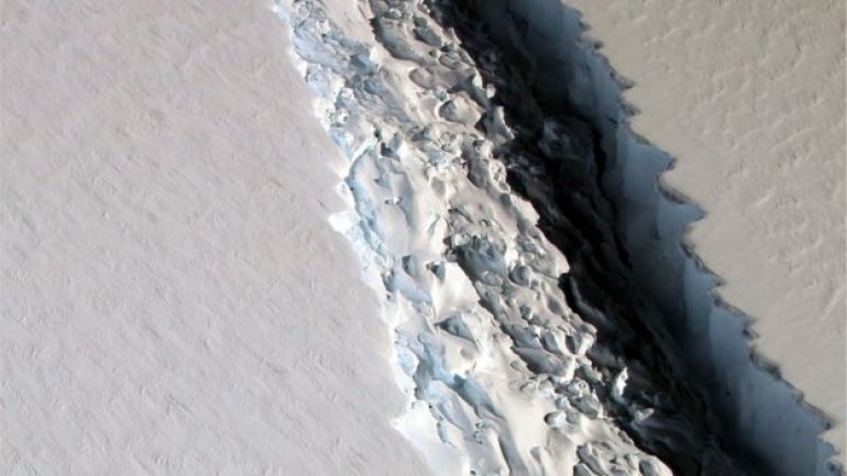 Huge Antarctic iceberg poised to break away (PHOTO)