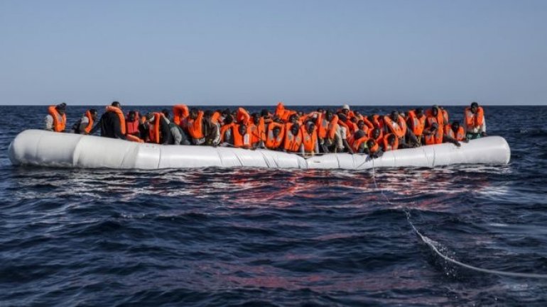 Migrant crisis: About 100 missing after boat sinks off Libyan coast