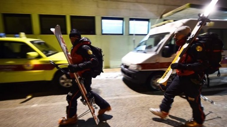 Italian avalanche rescuers race to find Rigopiano hotel survivors