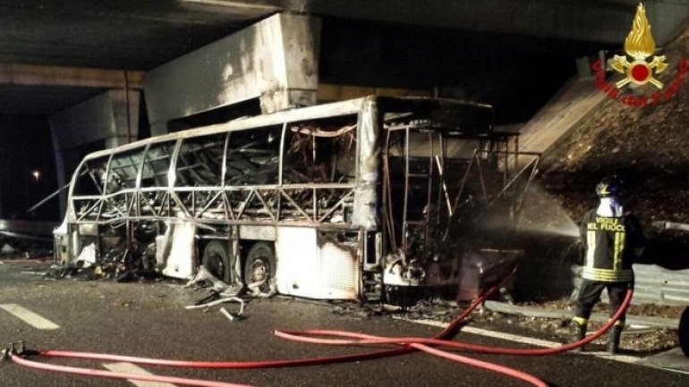 School bus crash and fire leaves 16 dead in Northern Italy (VIDEO)