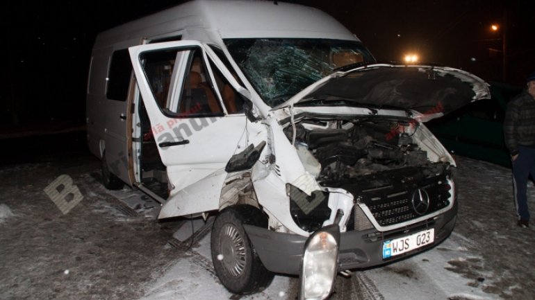 Minibus on route Germany-Moldova hit by a train in Romania (VIDEO)