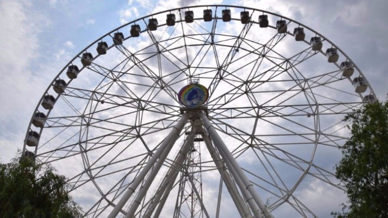 Dozens trapped for almost one hour in Bucharest Ferris wheel