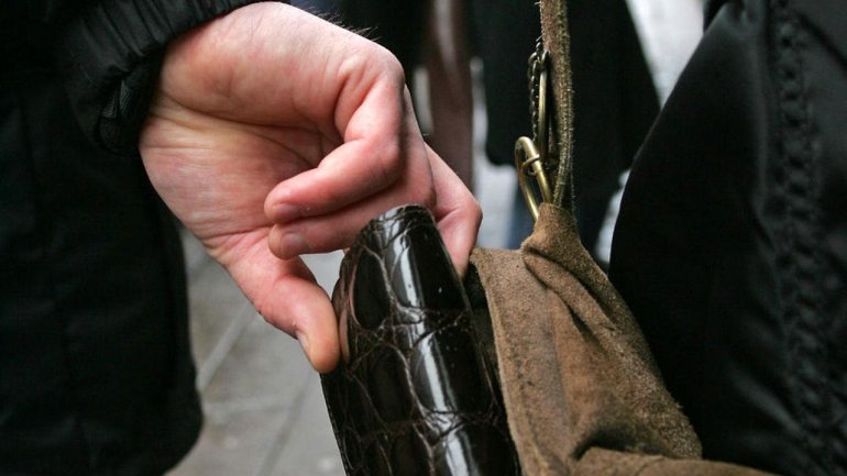 Warning as pickpockets target victims across country