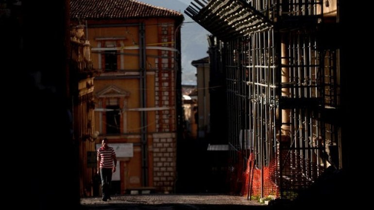 Two magnitude 5.6 earthquakes hit central Italy, shaking Rome 