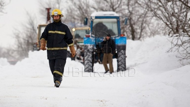 Snow on roads halts motor traffic