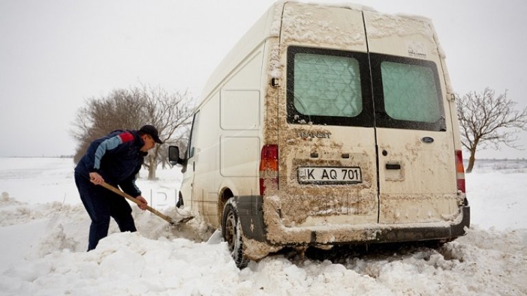 Chisinau municipal authorities complain they don't have money to clean icy sidewalks