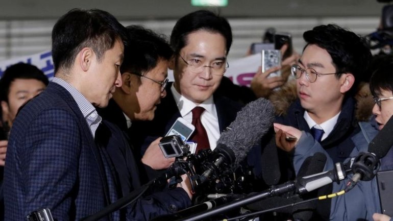 South Korea prosecutor to decide on Samsung leader's arrest warrant (VIDEO)