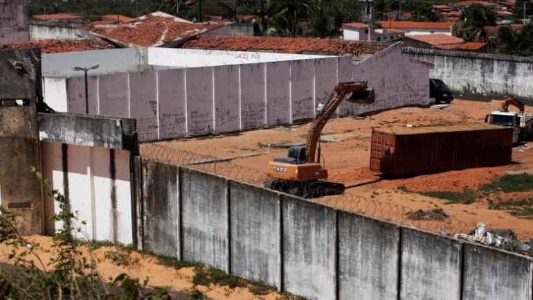 Brazilian authorities build temporary wall to stop deadly prison clashes