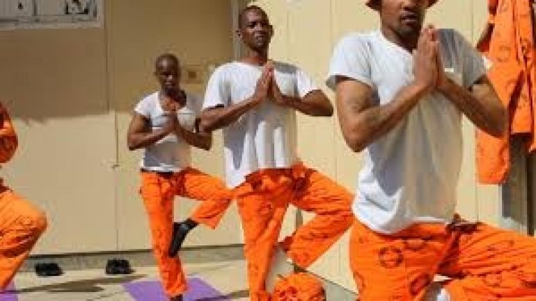 Yoga classes helping prisoners in South Africa (VIDEO)