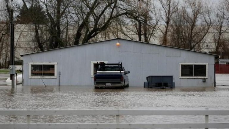 Powerful storms head for U.S. West after thousands flee floods