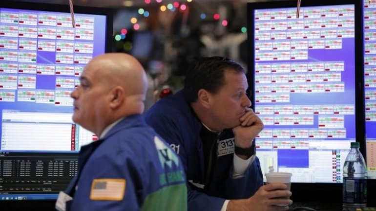 Wall St. loses ground after mixed jobs data